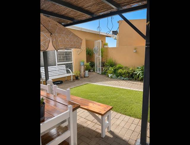2 BEDROOM TOWNHOUSE FOR SALE IN PELLISSIER